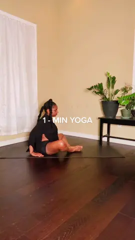 Flow w/ me for a minute 🌱 #yogaclass #morningroutine #grwm #yogisoftiktok #beginnersyoga