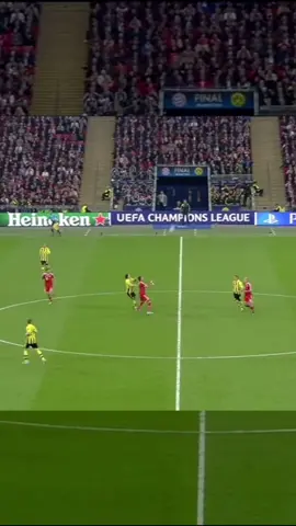 La bajada de pecho de Mandzukic 😳 // Final Champions League 2013 #fypシ #parati #futbol #championsleague #peru #bayernmunich #uefa