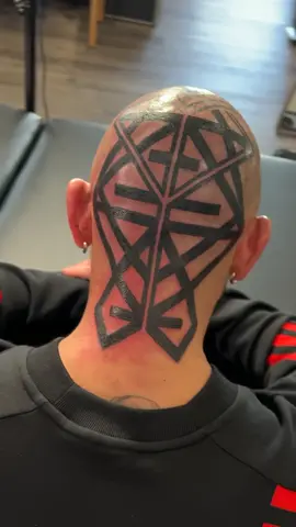 Tattooing Christian’s head. 🙏🏻🙏🏻🙏🏻 @SANGBLEULOSANGELES #fyp #headtattoo #process #geometrictattoo