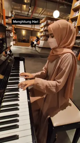 'Menghitung Hari', second song on public piano. Excuse for the one mistake 😅 #menghitunghari #menghitungharikrisdayanti #bookxcessmytown