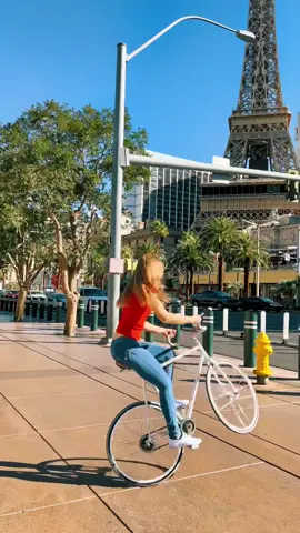 Las Vegas hat einen Eifelturm?! 😳 #aroundtheworld #wheelie #drehung #WomenOfTikTok