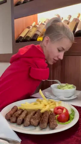 Poješću sve, ćevapčićeee… Tebi u inat postat ću debeeela …. 😂😂😂❤️❤️❤️ #cevapi #ćevapi #grill #rostilj #roštilj #rucak #ručak #petrovaradin #tvrdjava #novisad #nasatvrdjava #restoran #prijatno