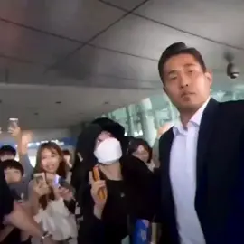 iu telling her bodyguard to not push her fan's.. she's the sweetest! #iu #iuteam #cindy #iubodyguard #leejiuen #viral #unflopp #support #supporttplss #supportnyokooo🥺#suportt  #fyppp #cutee #cutieee #likenyonaman😭 #likenyonaman😭 #likenyotoipapatulfokokayo #supportpls😭 #kpop #kpopfypp #unflopmetiktok #unflopp #fyppppplss #fypp? #fypppppppppppppppp #bakanamantiktokfypmoto #fyppppppppppppppppppppppp