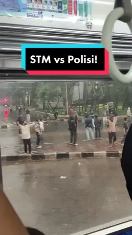 STM memamg bar-bar dan menyinta banyak perhatian penumpang KRL😂#fyp #fypシ #keretaapiindonesia #railfansindonesia #demomahasiswa2022
