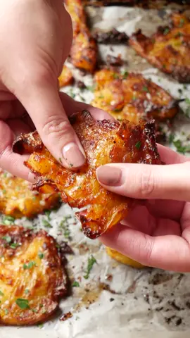 Garlic butter crispy potatoes 🤤 #crispypotatoes #roastedgarlic #garlicgirl #asmr