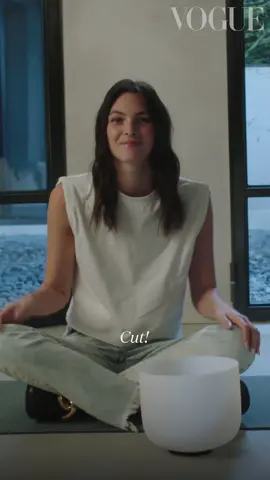 La perfetta serata a casa secondo Vittoria Ceretti. Siete pronti a scoprirla? 🤍@vittomeow #VogueItalia #VittoriaCeretti