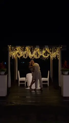 Dinner under the stars! 🖤 TAG someone you’d take here! #dinnerunderthestars #romanticdinner #datenight #cutecouple