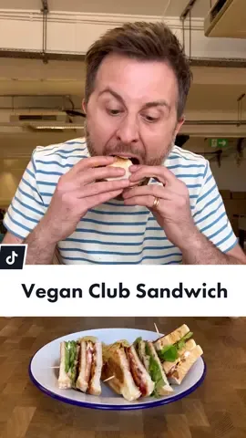 Who knew #mushrooms could be so meaty? #oystermushrooms #kingoystermushroom #vegantok #clubsandwich
