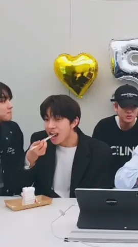 今日の一食目ですか？白米かのようにケーキを爆食いするヒスンちゃん #engeneさんと繋がりたい #enhypen #heeseung #희승 #ヒスン #500日おめでとう