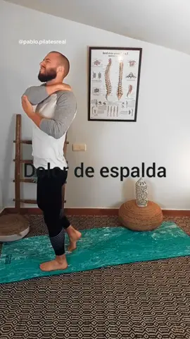 Haz esto para aliviar tu dolor de espalda 👇Muchas veces convivimos con la rigidez debido a una falta de movilidad en nuestras vértebras lumbares dorsales y cervicalesCuando está falta de movilidad se apodera de tu cuerpo, termina haciéndolo prisionero de la limitación y del malestarMovimientos de rotación como el que te propongo con este ejercicio, no solo reducirá tu rigidez, también hidratará tu disco intervertebral#dolorcervical #dolordecuello #herniadedisco #ejercicioterapeutico