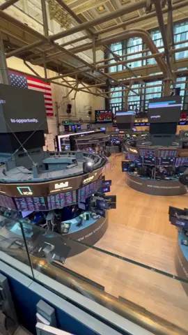 At 3:33:33pm before a 3 day weekend, the trading floor erupts into “woop woop”. Sound UP! #wallst #wallstreet #nyse #cnbc #finance #behindthescenes #trading #news @cnbc #cnbc @nyse #nyc #behindthescenes