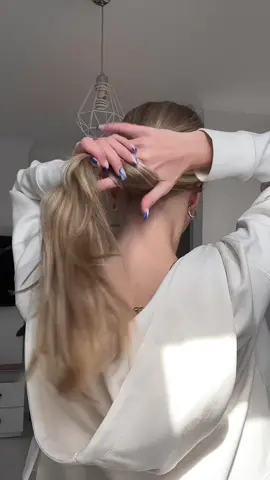 Pamiętajcie, że to również zależy od tego jaką klamrę macie, czym większa tym lepsza💁🏼‍♀️✨ #hairstyle #hairtutorial #hairclip #hairclips #haircliptutorial