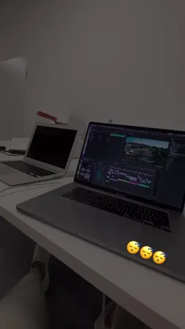 @jorellwilliams #instagram #instastory #story #etwasverspätet #berlin #german #boy #bild #picture #foto #laptop #arbeit #work #abends #nacht #müde #april #2022