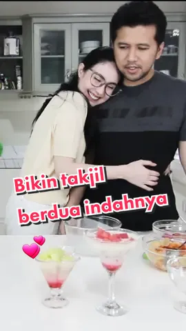 Duh, bikin takjil aja romantis banget nih Bapak dan Ibu wagub Jatim 🤭🥰 #HiburanSeruRamadan #couplegoals❤ #Love #lovestory #couplelove #couples #ArumiEmilLovers #ArumiEmil #emildardak #arumibachsin #Ramadan @arumibachsin_94