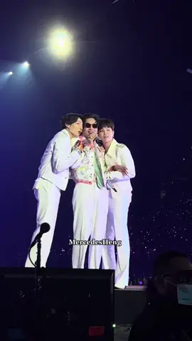 JK wanting to be in every photo then there’s Tae #bts #btsarmy #btsforever #btsptd #btsptdlv #btsptdonstage #btsptdday3 #jungkook #v #jimin #rm #jhope #jin #suga #fyp #lifegoeson #ot7