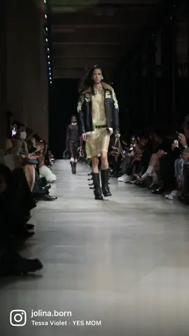 | Fashion Week Paris | Miu Miu | Werbung#pfw #miumiu #paris #streetphotography ##StreetStyle#fw22 #miumiufw22