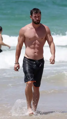 Chris Hemsworth 🖤#chrishemsworth #actor #hot #fyp #beach #beachvibes #paparazzi #fy #abs #shirtless #blowthisup #virall