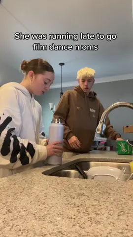 I don’t get why she was so angry her dance coach is so nice to her 😭 #foryou#fyp#foryoupage#omg#fail#dumb#bruh#why#dancemoms@hannahgracecolin