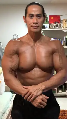 BUKAA .. BUKAA.. mulai dari acara kawinan,seminar, tempat ibadah, kejuaraan bela diri, lapangan,mal, sampai meeting di kantor... ibarat seorang musisiselalu diminta untuk bernyanyi, seorang binaragawandiminta untuk menanggalkan pakaian nya di tengahacara sebagai bahan hiburan .. yang berharap bisamemotivasi orang lain yang menyaksikan nya untuksemangat berpola hidup SEHAT#serunyaolahraga #timmerahputih #seagames31 #duniaaderai #fyp