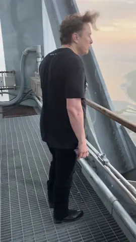 Elon Musk apreciando a Starbase em Boca Chica - Texas!#elon #elonmusk #musk #texas #bocachica #starlink #starbase #starship #tothemoon #neuralink #bosondehiggs #astronomia