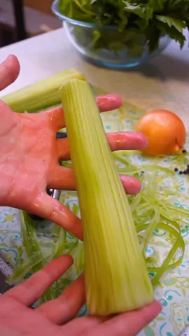Cortes de apio😏🤭🤩 Existen mas cortes y mas preparaciones en donde los pueden utilizar!!!🤩👌 #comida #cocina #cocinachile #fyp #apio #cocinafacil