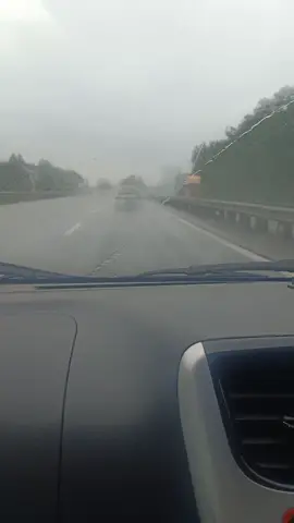 lain mcm bila dengar lagu raya dalam kereta atas highway..feeling beb mcm dah nk balik kg..😂😂     #tahuninikitaraya