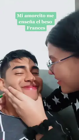 Mi amorcito me enseña el beso Francés 👉👈