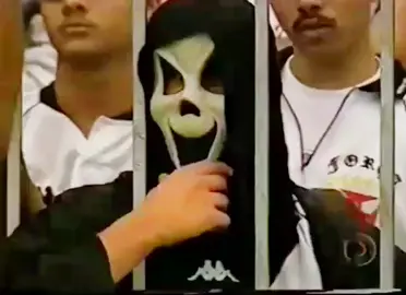 Um pouco da energia do que era torcer pro Vasco da Gama no final dos anos 90 e começou dos anos 2000. Que as nuvens negras e os ratos saiam o mais rápido possível de São Januário.#crvgfotoshistoricas #vasco #vascodagama #fjv