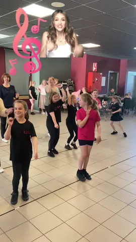 Wanneer dansers en ouders samen komen op de dansvloer 😍 zalig gewoon 😍 #dansgroepdizzydance #dansen #togheter #lotsoflove #friendship #show #almost #justforfun #havefun #dance #dizzydance #fyp #foryou #foryoupage