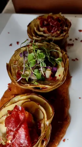 Os dijimos que venían novedades al Palacio, pues ésta es una de ellas 👨‍🍳. Alcachofas a la plancha con crujiente de jamón ibérico 🐖 con salsa  romesco.Todo un clásico con el toque Anglona para llevar el plato al siguiente nivel. Verdaderamente increíbles 😋#madridlovers #madrid #restaurantes