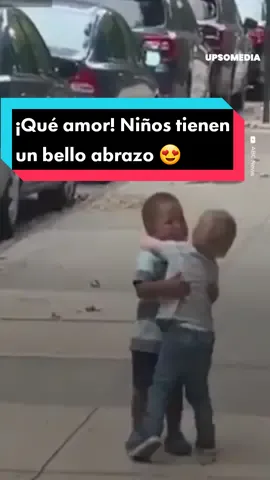 Chicos pequeños corren a abrazarse #recomendados #amigos #niñosqueños