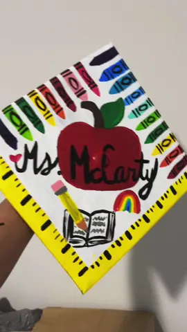 I AM NO ARTIST BUT I THINK IT LOOKS GOOD 🥰💗 #graduationcap #teacher #teachersoftiktok #firstyearteacher