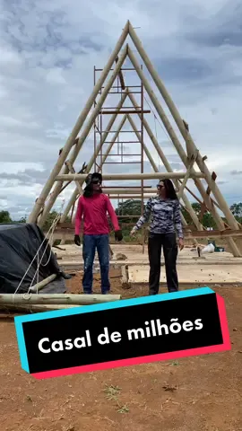 Aqui a parceria é forte 💪🏻🤝 O que achou da evolução? Já marca o @ que gostaria de construir um chalé com você 😍 #casalabordo #construcao #chale #cabana #tinyhouse #aframecabin #casadossonhos