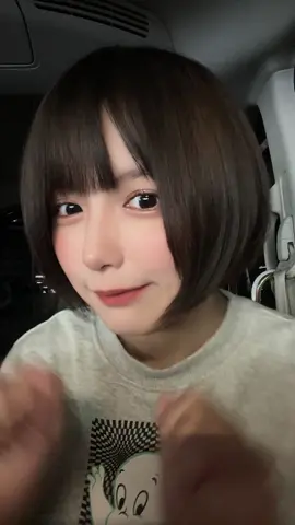 メイクと髪型少しだけ変えてみた！めっちゃ幼くなった…？それと、周りに人もいてきょろきょろしてる