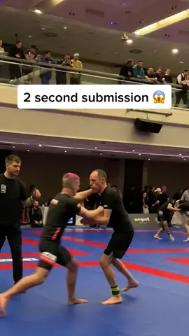 DON’T BLINK 😳 #mma #wrestlingtiktok #submission #fast (via @Adam)