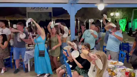 #Greece #sertaki #santorini #perivolos #smashing #plates #goodluck 🇬🇷😇🙏