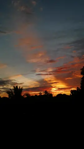 i mean, sinong hindi kikiligin dito 🥺😍 #sunset #sunsetlover #sunsetview #sunsetphotography #nature #naturevibes #province #provincelife #naturelove