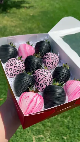 💅🏽✨🖤 #cheetahstrawberries #customstrawberries #chocolatecoveredstrawberries #strawberryartist #milkchocolate #whitechocolate #fyp