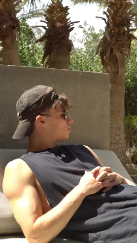 Cap nach vorne oder nach hinten - was meinst du 😅🤫                                                #fitboy #cap #Fitness #gymboy #gym