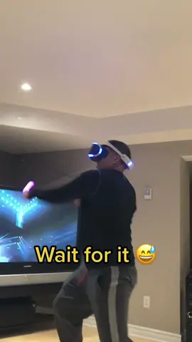 Didn’t expect that 😅 #boxing #vrgaming #gamingfails (via @Maddy Milito)