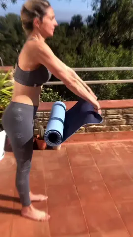 TAPIS YOGASEARCHER !Pour tous les événements de la saison que j’organise, @yogasearcher a la gentillesse de me prêter leurs jolies tapis imparfait.D’où leurs vient ce nom ?Le transport maritime leurs a coûté de légers impacts. Les tapis imparfaits peuvent donc présenter des imperfections de surface mais cela ne nuira pas à votre pratique ☀️.Vous pourrez donc tester ces jolies tapis durant mes événements et vous aurez la possibilité d’en acheter un, si vous craquez dessus 😜 #yoga #hathayoga