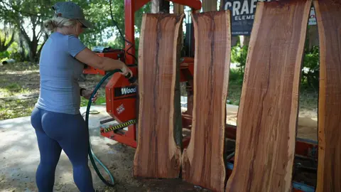 New video just hit YouTube! Zoe cuts a gorgeous mystery log and it did not disappoint!! Follow the link in our bio to check it out! @woodmizerofficial @BRUNT   #sawmill #woodmizer #sawyer #woodmizersawmills #triplelrusticdesign #sawing #sawmilling #liveedgetable #liveedge #slabs #elm #drakeelm #elmtree #elmslab #liveedgeslab #lumberjanes