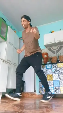 Tchuco tchuco nela 🤖😂 #tchuconela #sextou #fimdesemana #robot #humor #dancinha #fy #viral #maykonreplay #foryou #fypシ #sertanejo #sertanej