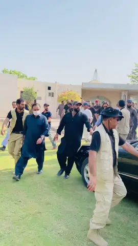 چیئرمین تحریک انصاف عمران خان کی ورکرز کنونشن سے خطاب کے بعد واپسی، وزیراعلیٰ پنجاب سردار عثمان بزدار ہمراہ۔ #usmanakbuzdar #usmanbuzdar #foryoupage #fypシ #imrankhanpti #multan #chiefminister