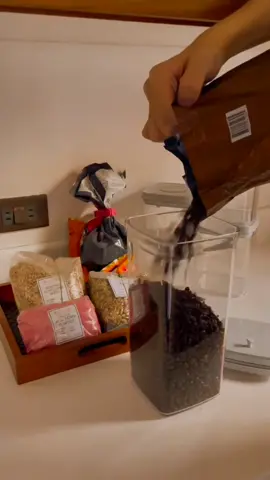We got the solution to your messy pantry!Store everything from ground coffee to baking flour with our Press & Pop Container. Available in three sizes, our containers have airtight lids that prevent the oxidation of food, keeping air and moisture in for prolonged freshness. Our leak-proof containers are the easiest ways to keep your food from going bad, just push the top buttons to pop them open or to create airtight seals!PS. Are you enjoying the unintentional ASMR too? #makeitfamco