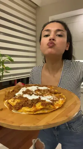 Soğanı salçayı kavur kıymayı ekle. Lavaşı üstüne kat kat aktar, birde yoğurt dök tamam 🤤 #yağlama