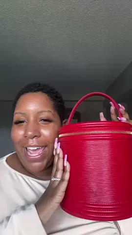 My first red handbag that I fell in love with was actually a preloved $49,000 Chanel exotic bag. 😭 But the LV Epi will do! #luxury #louisvuitton