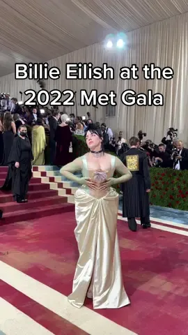 @BILLIE EILISH has arrived to the 2022 #MetGala. Jaws and mics dropped.