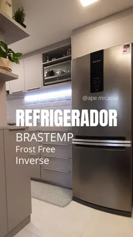 Me pediram pra mostrar mais sobre a nossa geladeira... #eletro #brastemp #brastempinverse #geladeira #geladeirabrastemp #refrigerador #eletrodomesticos #apartamento #apartamentopequeno #recemcasados #cozinha #cozinhacorredor #cozinhaintegrada