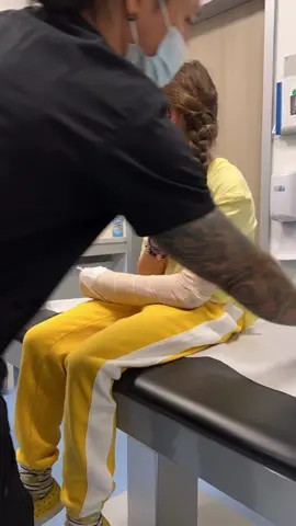 Broken arm casting process thanks to our Abby. She got the waterproof cast. #brokenarm #bigfamily #cast #howitworks #waterproofcast #gettingacast #howitworks #yellowfanatic #timelapse